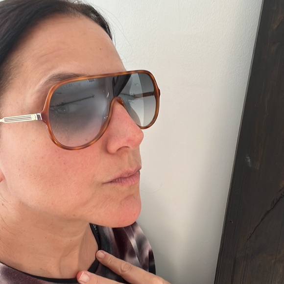 Gucci aviator sunglasses! With Case. - Picture 3 of 7